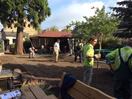 Sietze, Willian, Giovanni en Marco samen met meneer Kalle de tuin van meneer van Alphen aan het opknappen